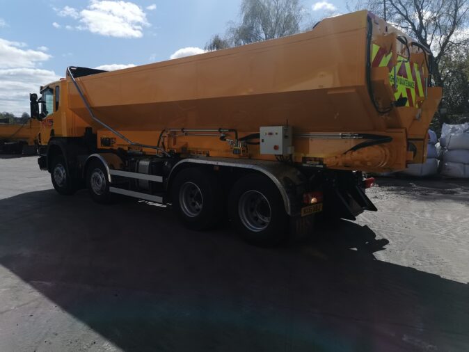 Single belt discharge conveyor truck