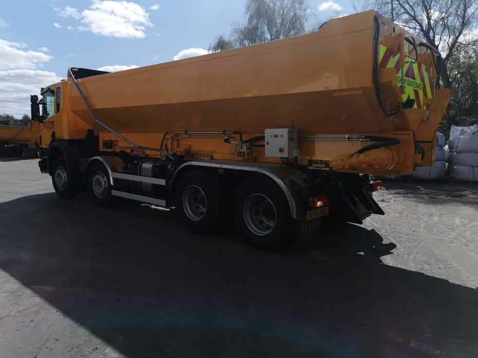 Single belt discharge conveyor truck